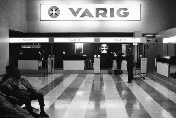 The Varig check-in counters in São Paulo; quiet, orderly, and illuminated by the soft glow of fluorescent lights. The large Varig logo dominates the hall, a symbol of Brazil’s golden age of aviation. This scene feels like a different world compared to airports today. Back in the 1980s, air travel wasn’t yet a mass experience, it had a certain calm, a slower rhythm. Fewer people, no digital boards or endless queues.