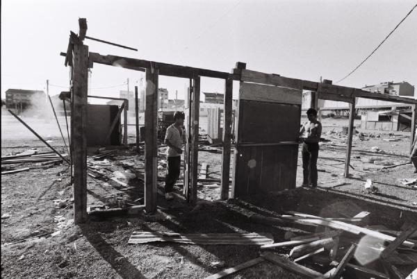 Viseu, São Mateus Fair, late 1980s. Strongly inspired by the style of the great photographer Henri Cartier-Bresson, this image captures the dismantling of a fairground structure. At that time, photographic equipment was scarce and expensive. My dear friend Mr. Brigadeiro from Foto Brasil lent me a 20mm wide-angle lens that practically changed the way I looked at photography. The need to get close when capturing certain moments left a lasting impression. From that moment on, my fascination with wide-angle lenses began. It was captivating to compress everything the eye could see into the limited space of a single frame. 