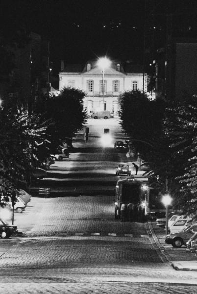 Part of my exhibition “Luzes – Viseu at Night”, held in December 1990. This photograph of Avenida Dr. António José de Almeida captures the old train station building that once stood at the end of the street. Some years later, it was demolished to make way for the “Rotunda Cibernética,” marking the beginning of Avenida da Europa.