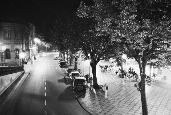 Part of my exhibition “Luzes – Viseu at Night”, held in December 1990. The Largo do Rossio, with its ever-present taxis and the old, nostalgic Café Aquário. A quiet snapshot of the city’s evening rhythm, when life moved at a slower pace.