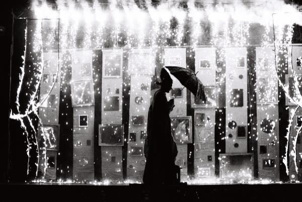 Viseu, late 1990s. An open-air theatre performance at the Fontelo Park. The pyrotechnic effects and the contrast of the human figure against the background left me fascinated. It was one of those moments when light and movement come together perfectly for a brief instant.