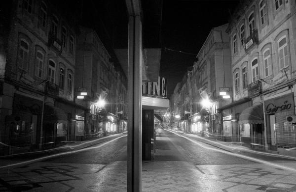 Part of my exhibition “Luzes – Viseu at Night”, held in December 1990. Rua do Comércio (now Dr. Luiz Ferreira). The mirrored glass and its reflection always made me imagine what it would look like if this narrow street became a wide avenue full of shops.