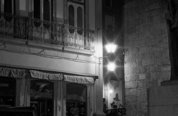 Part of my exhibition “Luzes – Viseu at Night”, held in December 1990. Praça D. Duarte, near the Cathedral. The three street lamps aligned in the corner caught my attention, casting soft light over the stone wall and the elegant lines of the old building beside it. A small detail that shows how light shapes the city at night.